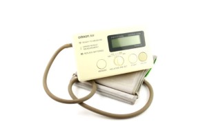 1730809-omron-m4-blood-pressure-monitor-0